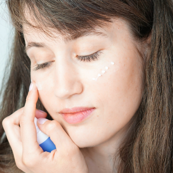Lightweight eye cream to refresh tired-looking eyes and improve skin texture