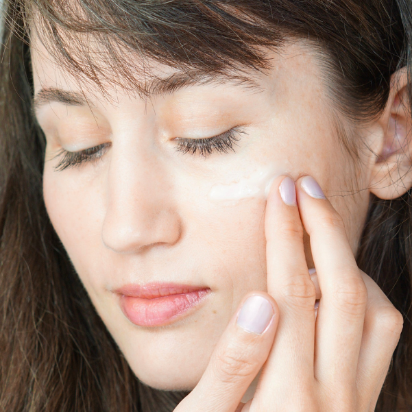 Hyperpigmentation serum to improve uneven skin tone and visible discoloration